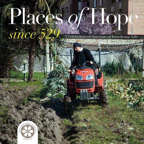 "Places of Hope since 529. A Celebration of 1500 years of Benedictine Life." Eine Nonne fährt auf einem roten Traktor.