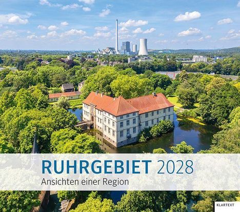 "RUHRGEBIET 2028: Ansichten einer Region." Ein Schloss umgeben von Bäumen und Wasser, im Hintergrund Industrieanlagen.