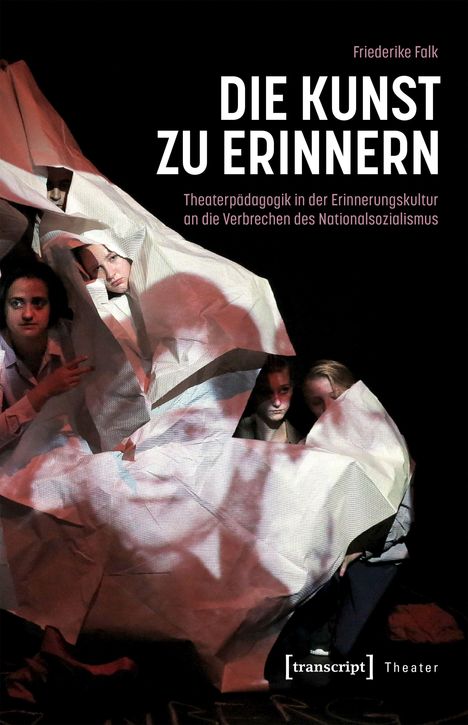 „DIE KUNST ZU ERINNERN“, Friederike Falk. Menschen hinter zerknittertem Papier, düstere Theateratmosphäre.