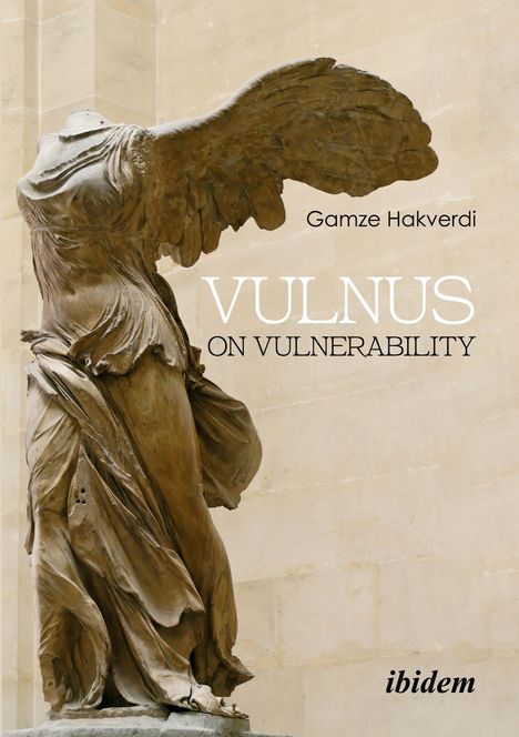 Titel: "VULNUS ON VULNERABILITY" von Gamze Hakverdi. 
Eine kopflose, geflügelte Statue in dynamischer Pose.