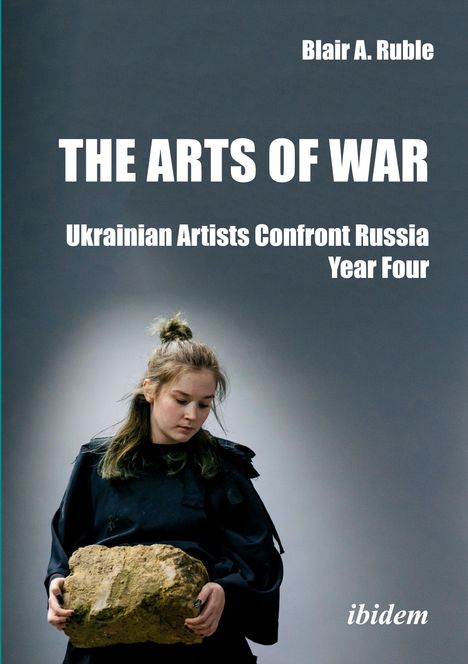 "THE ARTS OF WAR" oben, "Ukrainian Artists Confront Russia Year Four". Eine Frau in Schwarz hält einen großen Stein.