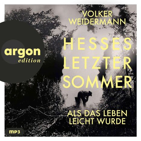 "Volker Weidermann, Hesses letzter Sommer, Als das Leben leicht wurde." Schwarz-Weiß-Bild mit einer Person in einem Wald.