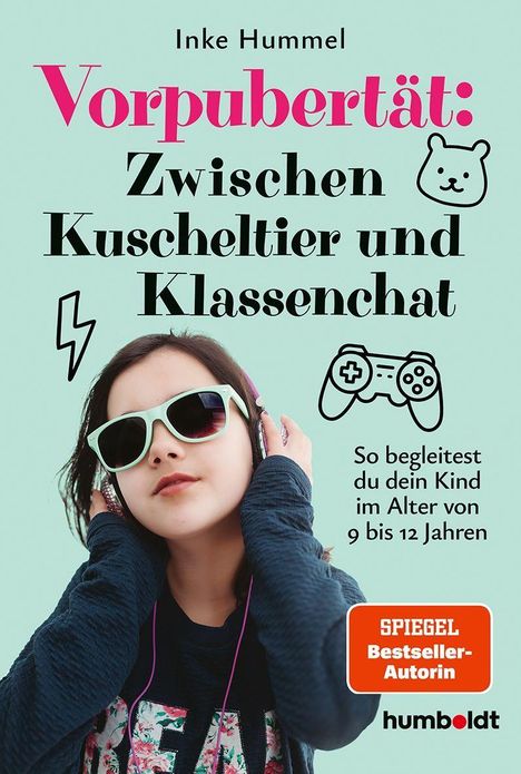 Titel: Vorpubertät: Zwischen Kuscheltier und Klassenchat. Mädchen mit Sonnenbrille und Kopfhörern posiert cool.