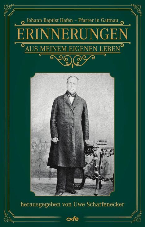 "ERINNERUNGEN AUS MEINEM EIGENEN LEBEN" oben. Foto eines Mannes in Anzug, Stehend neben einem dekorativen Tisch.