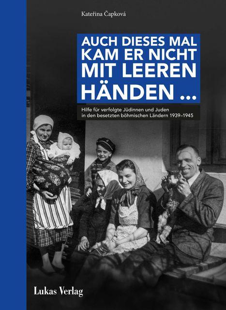 Rechts großes blaues Rechteck: "AUCH DIESES MAL KAM ER NICHT MIT LEEREN HÄNDEN ...", Menschen sitzen und stehen draußen.