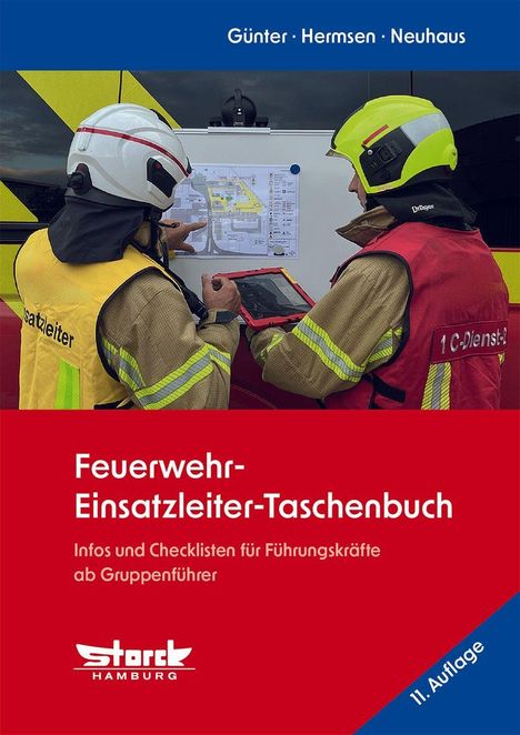 "Feuerwehr-Einsatzleiter-Taschenbuch" steht in Weiß auf Rot. Zwei Feuerwehrleute betrachten einen Einsatzplan.
