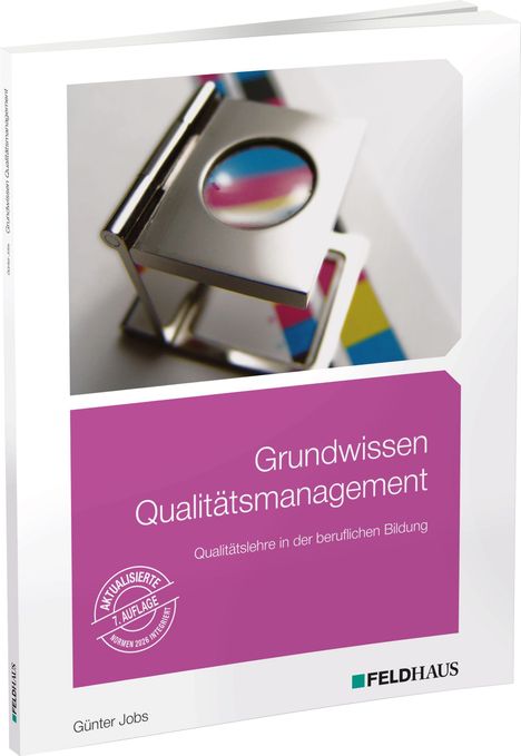 Aufschrift: "Grundwissen Qualitätsmanagement." Lila Cover mit einem Vergrößerungsglas auf farbigem Hintergrund.