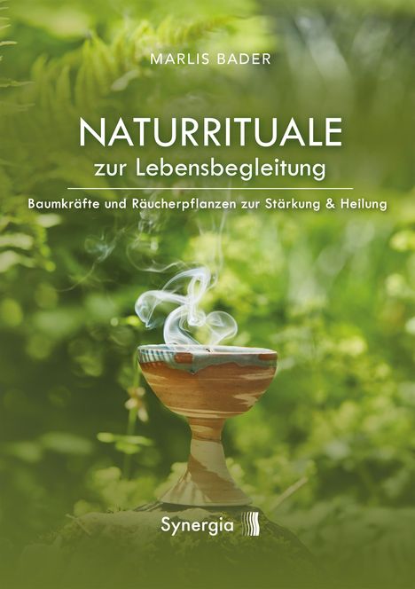 „NATURRITUALE zur Lebensbegleitung“ von Marlis Bader. Rauchschwaden über einer Schale in grünem, naturbelassenem Umfeld.