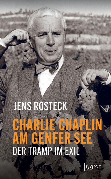 "Jens Rosteck: Charlie Chaplin am Genfer See. Der Tramp im Exil." Ein Mann in einem Anzug hält Trauben.