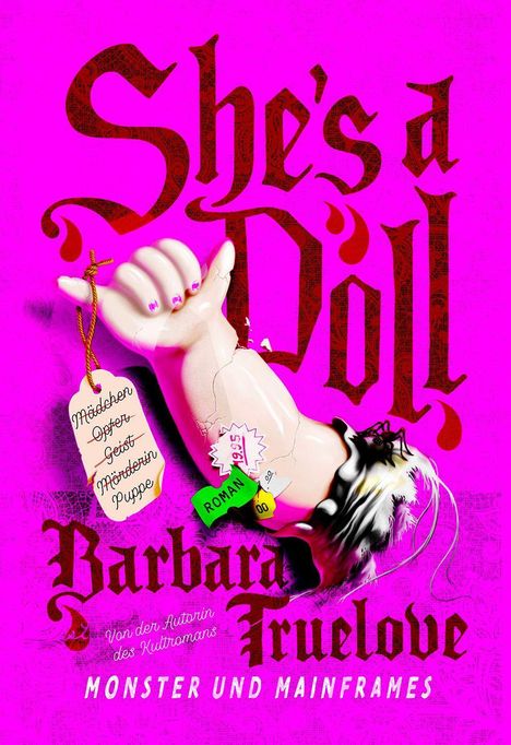 Der Text "She’s a Doll!" ist dominant. Ein abgetrennter Puppenarm hält ein Etikett mit "Mädchen, Opfer, Geist, Mörderin, Puppe".
