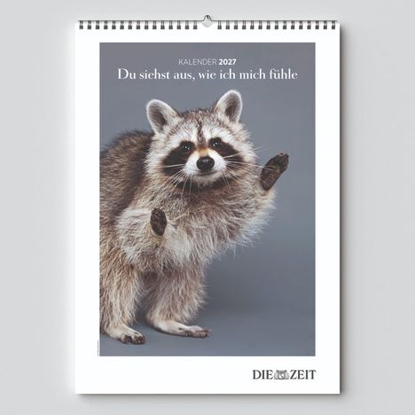 "Kalender 2027: Du siehst aus, wie ich mich fühle." 
Ein Waschbär mit erhobenen Pfoten auf grauem Hintergrund. 
Darunter ein Logo: DIE ZEIT.