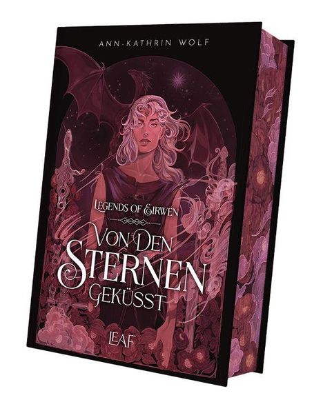 "Legends of Cirwen: Von den Sternen geküsst. LEAF. Eine Frau mit Flügeln, umgeben von Pflanzen und einem sternenbedeckten Himmel."