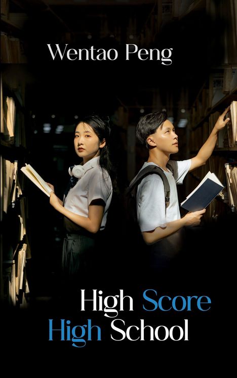 „Wentao Peng“ oben, „High Score High School“ unten. Zwei Schüler in Schuluniformen suchen in einem Buchregal.