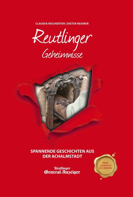 Text: "Reutlinger Geheimnisse", "Spannende Geschichten aus der Achalmstadt". Rotes Design, Fuß im Steinloch. Goldenes Siegel.