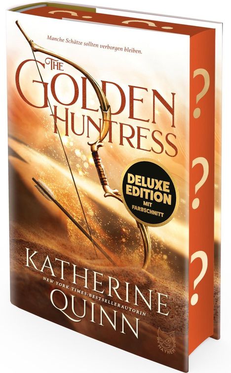 „The Golden Huntress“ von Katherine Quinn, Deluxe Edition mit Farbschnitt. Abgebildet ist ein Bogen und Pfeil in Sand.