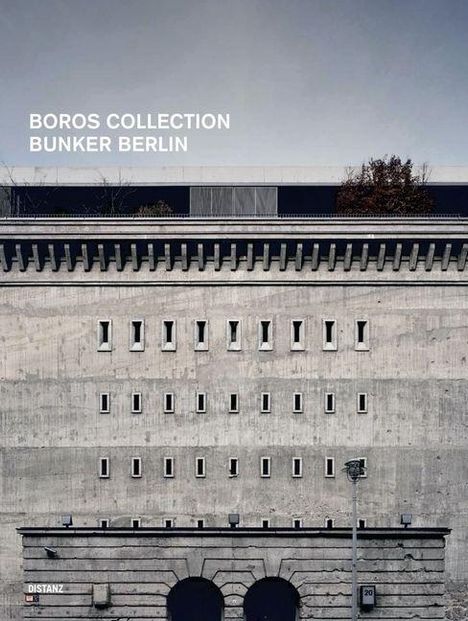 "Boros Collection Bunker Berlin" steht in weißer Schrift. Es zeigt eine massive, graue Betonstruktur mit kleinen Fenstern.
