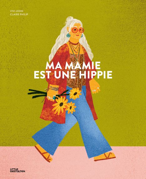 „Ma mamie est une hippie“. Eine fröhliche Frau mit langen weißen Haaren, buntem Outfit und Sonnenblumen.