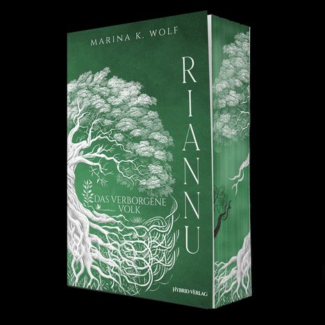 „MARINA K. WOLF, RIANNU, DAS VERBORGENE VOLK, HYBRID VERLAG“. Ein großes, verwobenes Baumdesign auf grünem Hintergrund.