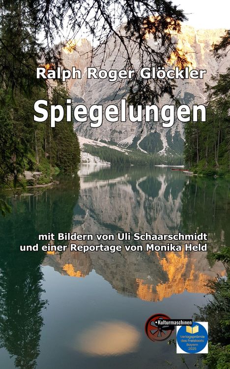 Der Text lautet: "Ralph Roger Glöckler Spiegelungen mit Bildern von Uli Schaarschmidt und einer Reportage von Monika Held". Das Bild zeigt einen See mit Bergen und Bäumen, helles Wasser und einen klaren Himmel. Unten rechts ist ein Logo mit einem Rad und einem Buch.