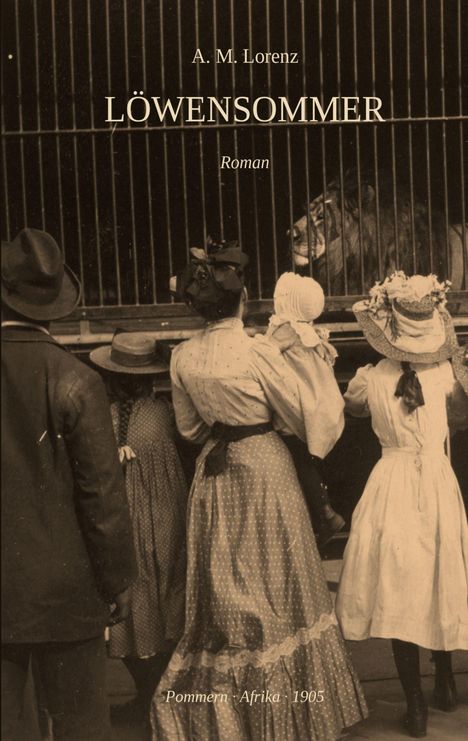Titel: "LÖWENSOMMER" von A. M. Lorenz. Unten: "Pommern · Afrika · 1905". Eine Gruppe schaut einen Löwen im Käfig an.