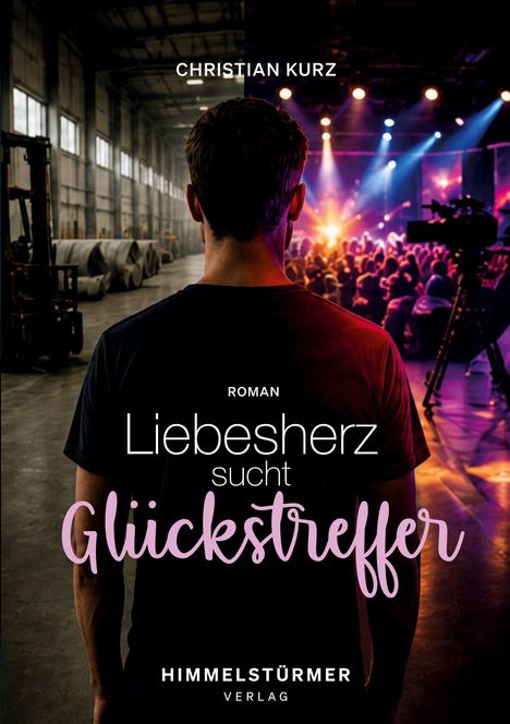 Text: "Christian Kurz. Roman. Liebesherz sucht Glückstreffer. Himmelstürmer Verlag." 
Ein Mann steht in einer Halle vor Publikum.