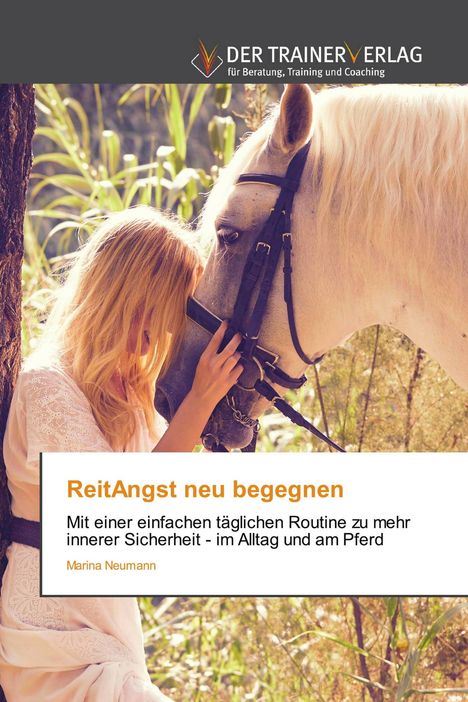 „ReitAngst neu begegnen“ in orange. Frau lehnt Kopf an Pferd, es herrscht friedliche Atmosphäre.