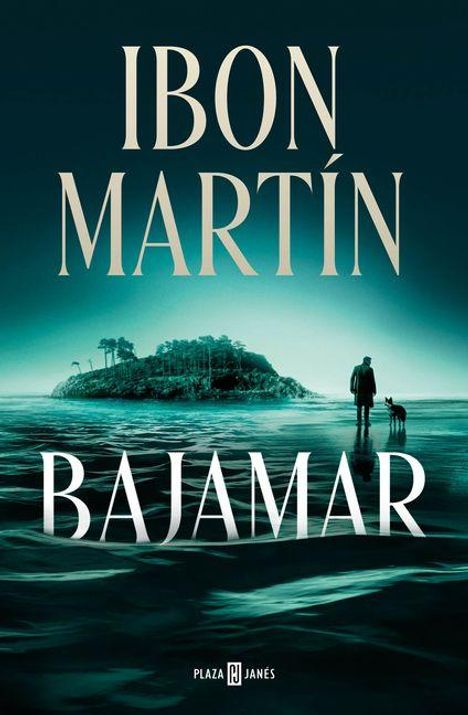 Große Schrift „IBON MARTÍN BAJAMAR“. Illustration: Person mit Hund am Meer, im Hintergrund eine bewaldete Insel.