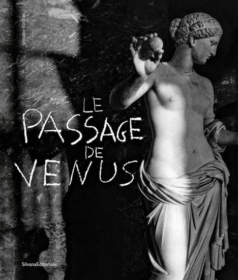 Text: „LE PASSAGE DE VENUS“. Eine klassische Statue einer Frau, halb im Schatten beleuchtet.