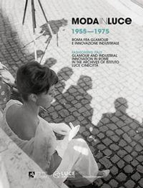 MODA IN LUCE 1955—1975, ROMA FRA GLAMOUR E INNOVAZIONE INDUSTRIALE. Schwarz-Weiß-Foto einer Frau mit Schattenfiguren.
