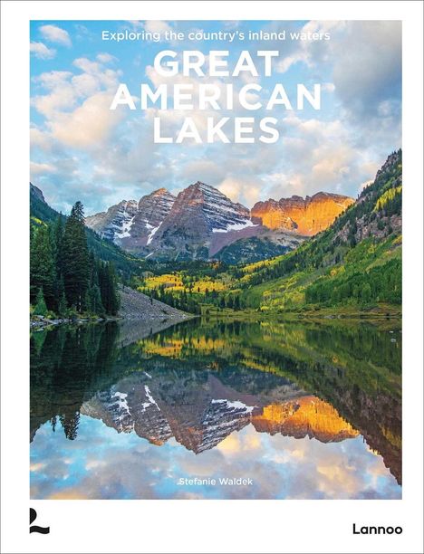 "Exploring the country’s inland waters. GREAT AMERICAN LAKES. Stefanie Waldek. Ein schneebedeckter Berg spiegelt sich in einem ruhigen See."