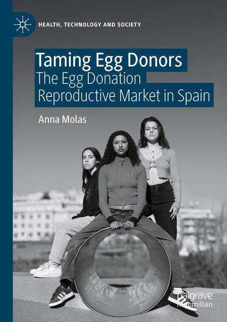 „Taming Egg Donors: The Egg Donation Reproductive Market in Spain“ von Anna Molas. Drei Frauen posieren ernst.