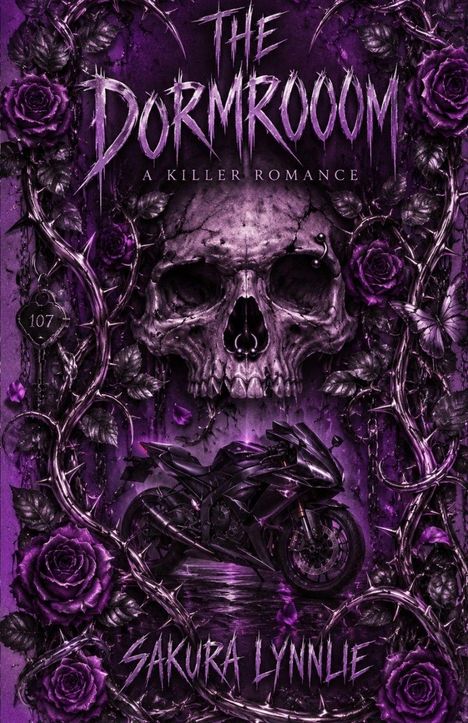 „The Dormroom: A Killer Romance“ und „Sakura Lynnie“ in violetter Schrift. Totenkopf, Motorrad, Dornen, lila Rosen.