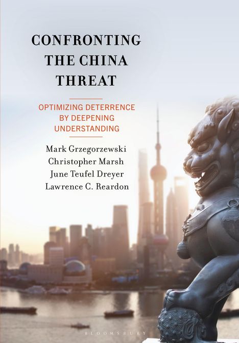 "CONFRONTING THE CHINA THREAT" in Schwarz. Shanghai Skyline bei Sonnenaufgang und Statue eines chinesischen Löwen. 