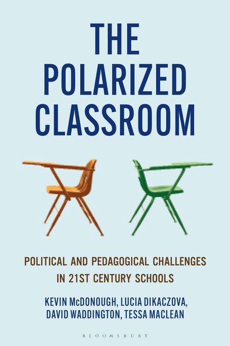 „THE POLARIZED CLASSROOM“. Zwei Stühle nebeneinander in Braun und Grün, stilisierte Darstellung auf hellem Hintergrund.