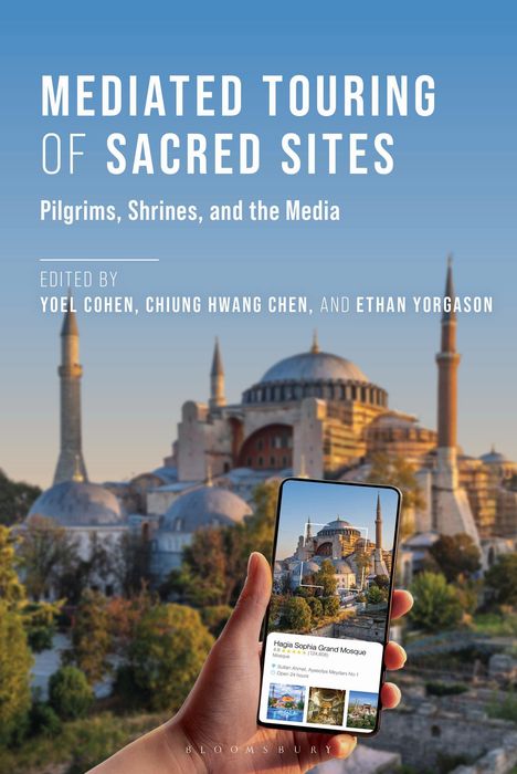 Buchcover: Titel "Mediated Touring of Sacred Sites". Hand hält Handy, zeigt die Hagia Sophia vor dem echten Bauwerk.