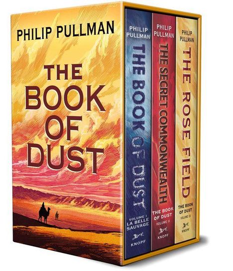 "The Book of Dust", eine Buchbox von Philip Pullman, zeigt drei Bücher in einem gelb-roten Wüstenmotiv mit Wanderer.