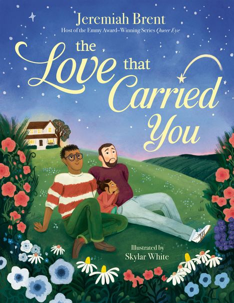 "the Love that Carried You" von Jeremiah Brent. Drei Personen sitzen auf einer blumenreichen Wiese vor einem Haus.