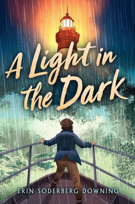 „A Light in the Dark“ steht in geschwungenen Buchstaben. Unten der Name „Erin Soderberg Downing“. Eine Person blickt auf einen leuchtenden Leuchtturm in stürmischer See.