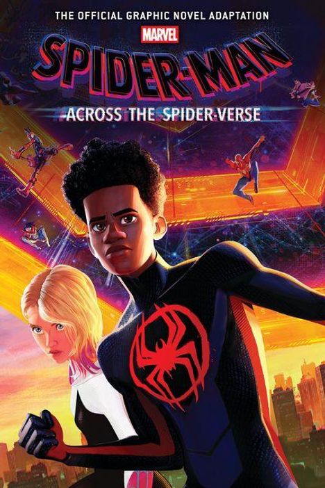 „SPIDER-MAN: ACROSS THE SPIDER-VERSE”. Zwei junge Figuren in Spider-Man-Anzügen vor einer Stadt im Hintergrund.