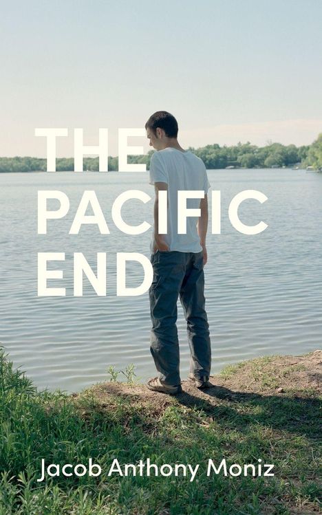 Texte: "THE PACIFIC END", "Jacob Anthony Moniz". Eine Person steht am Ufer eines Sees, umgeben von grüner Natur.