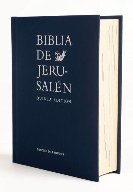 "BIBLIA DE JERUSALÉN QUINTA EDICIÓN" steht groß auf einem dunkelblauen Buch, darunter "DESCLEE DE BROUWER".