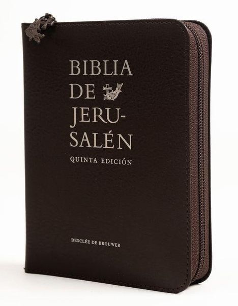 "BIBLIA DE JERUSALÉN QUINTA EDICIÓN" steht in großen Buchstaben auf einem braunen, lederartigen Hardcover mit Reißverschluss.
