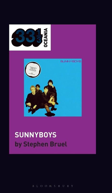 Text: "33 1/3 Oceania", "Sunnyboys by Stephen Bruel". Illustration: Vier Männer in Schwarz auf blauem Hintergrund.