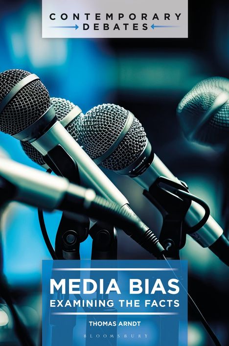 Text: "MEDIA BIAS: EXAMINING THE FACTS" und "CONTEMPORARY DEBATES." Mehrere Mikrofone im Fokus.