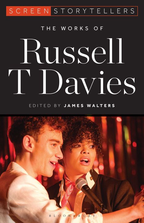 Oben: "Screen Storytellers". Mittig: "The Works of Russell T Davies". Unten: Zwei Menschen am Mikrofon in bunter Beleuchtung.