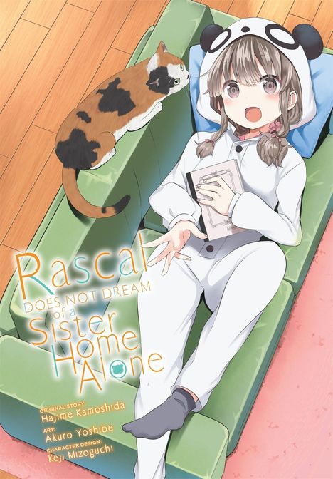 „Rascal Does Not Dream of a Sister Home Alone.“ Ein Mädchen im Panda-Pyjama liegt auf einem Sofa mit einer Katze.