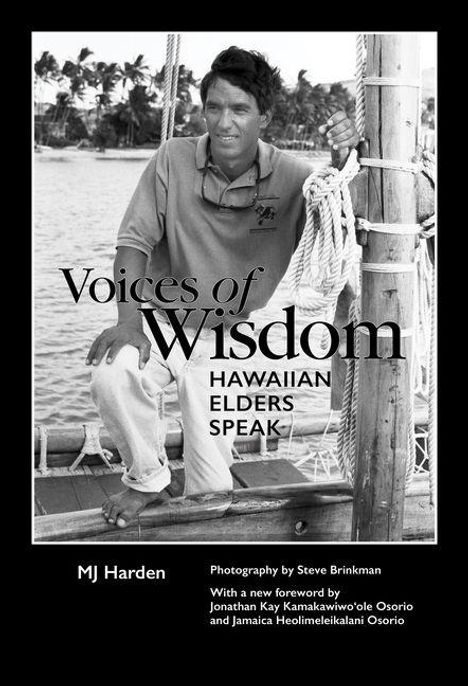 "Voices of Wisdom: Hawaiian Elders Speak" von MJ Harden. Foto eines Mannes auf einem Boot vor tropischem Hintergrund.