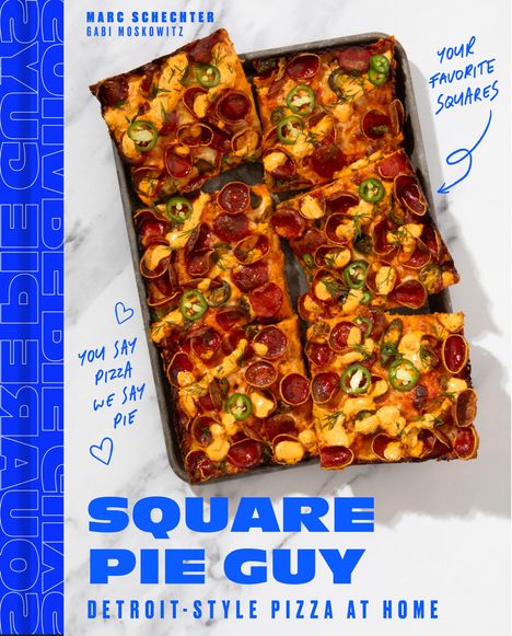 "SQUARE PIE GUY, DETROIT-STYLE PIZZA AT HOME." Ein Blech mit rechteckigen Pizza-Stücken, belegt mit Peperoni und Jalapeños.