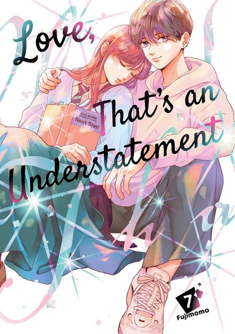 "Love, That's an Understatement". Ein Mädchen lehnt an einem Jungen, beide lächeln. Sie hält ein Buch mit "Next Step".