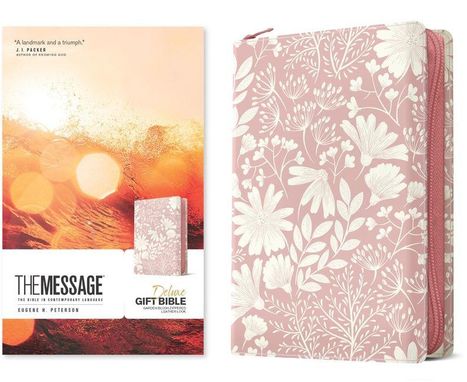 „The Message: Deluxe Gift Bible“, rosa Blumenmuster auf dem Einband, warme Farbtöne im Hintergrund.